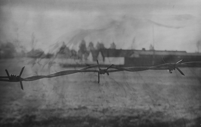 filo spinato su carta scaduta